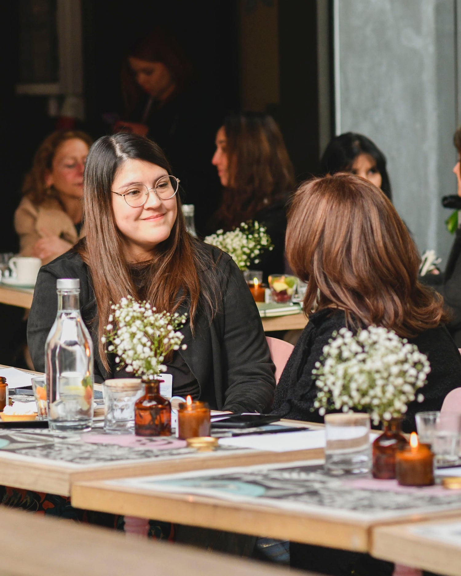 Dos mujeres hablando e interactuando enrtre ellas en el evento de samsa