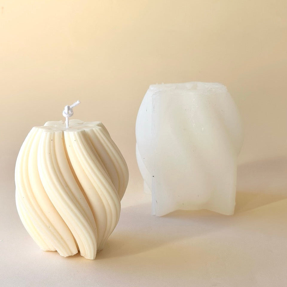 Vela blanca lisa y vela de soja beige con diseño 1